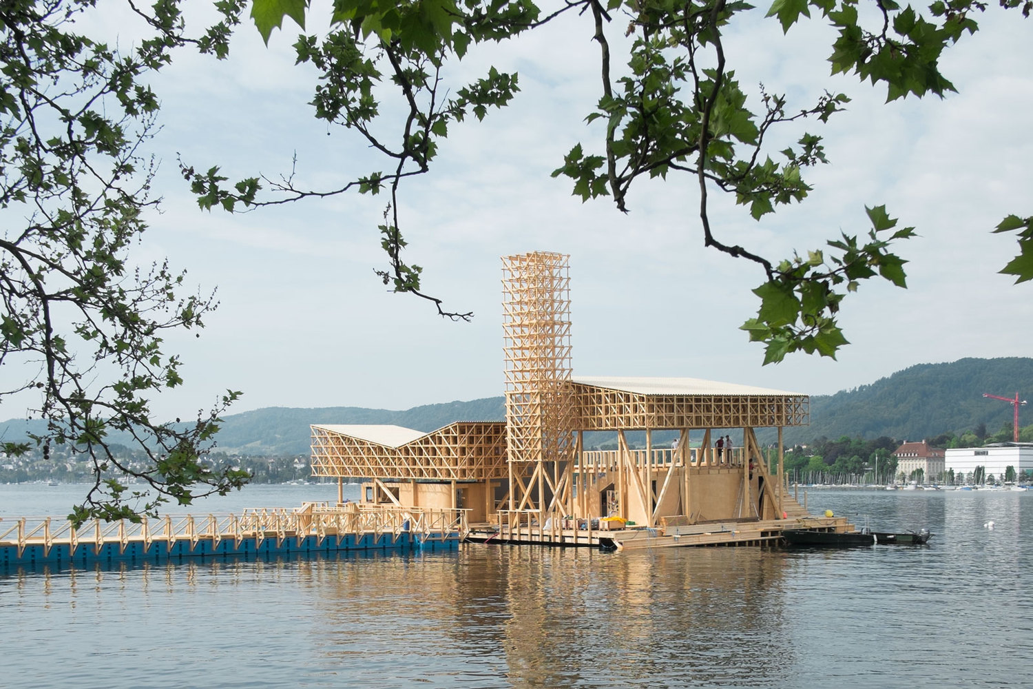 Pavilho flutuante de madeira atrai a ateno no Manifesta 11 em Zurique